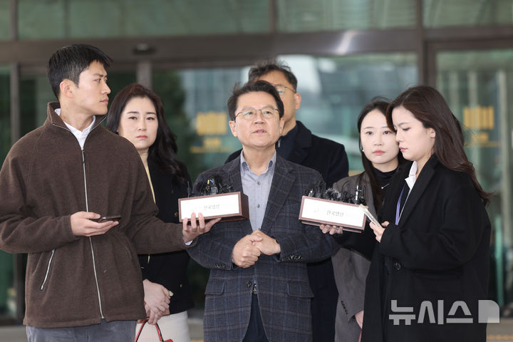 [서울=뉴시스] 김명년 기자 = 윤석열 대통령 변호인단 윤갑근 변호사가 13일 오후 서울 서초구 서울고등검찰청 앞에서 법원의 윤 대통령 구속 취소 결정을 둘러싼 논란에 대한 입장을 밝히고 있다. 2025.03.13. kmn@newsis.com