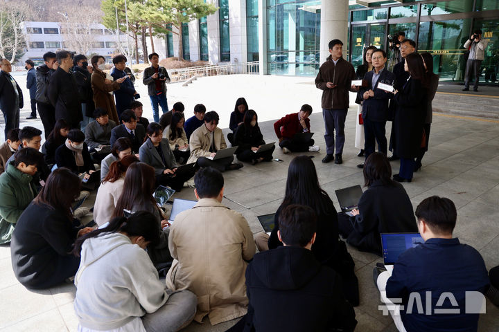 [서울=뉴시스] 김명년 기자 = 윤석열 대통령 변호인단 윤갑근 변호사가 13일 오후 서울 서초구 서울고등검찰청 앞에서 법원의 윤 대통령 구속 취소 결정을 둘러싼 논란에 대한 입장을 밝히고 있다. 2025.03.13. kmn@newsis.com