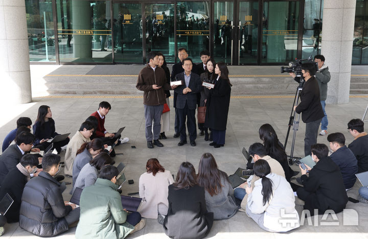 [서울=뉴시스] 김명년 기자 = 윤석열 대통령 변호인단 윤갑근 변호사가 13일 오후 서울 서초구 서울고등검찰청 앞에서 법원의 윤 대통령 구속 취소 결정을 둘러싼 논란에 대한 입장을 밝히고 있다. 2025.03.13. kmn@newsis.com