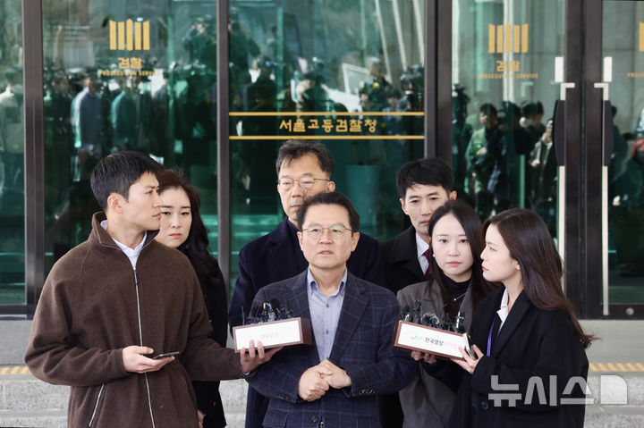 [서울=뉴시스] 김명년 기자 = 윤석열 대통령 변호인단 윤갑근 변호사가 13일 오후 서울 서초구 서울고등검찰청 앞에서 법원의 윤 대통령 구속 취소 결정을 둘러싼 논란에 대한 입장을 밝히고 있다. 2025.03.13. kmn@newsis.com