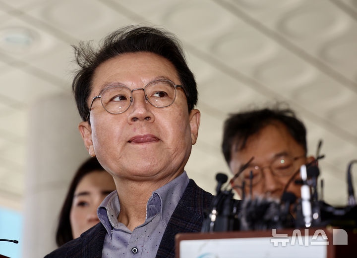 [서울=뉴시스] 김명년 기자 = 윤석열 대통령 변호인단 윤갑근 변호사가 13일 오후 서울 서초구 서울고등검찰청 앞에서 법원의 윤 대통령 구속 취소 결정을 둘러싼 논란에 대한 입장을 밝히고 있다. 2025.03.13. kmn@newsis.com