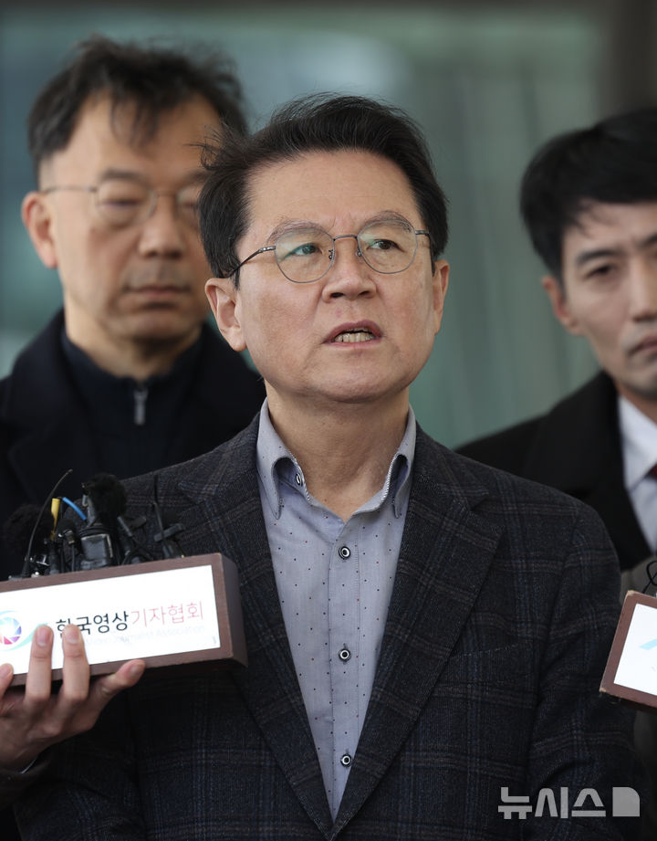 [서울=뉴시스] 김명년 기자 = 윤석열 대통령 변호인단 윤갑근 변호사가 13일 오후 서울 서초구 서울고등검찰청 앞에서 법원의 윤 대통령 구속 취소 결정을 둘러싼 논란에 대한 입장을 밝히고 있다. 2025.03.13. kmn@newsis.com