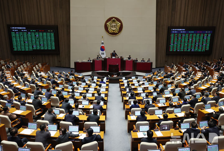 [서울=뉴시스] 고승민 기자 = 13일 서울 여의도 국회에서 열린 제423회 국회(임시회) 제1차 본회의. 2025.03.13. kkssmm99@newsis.com