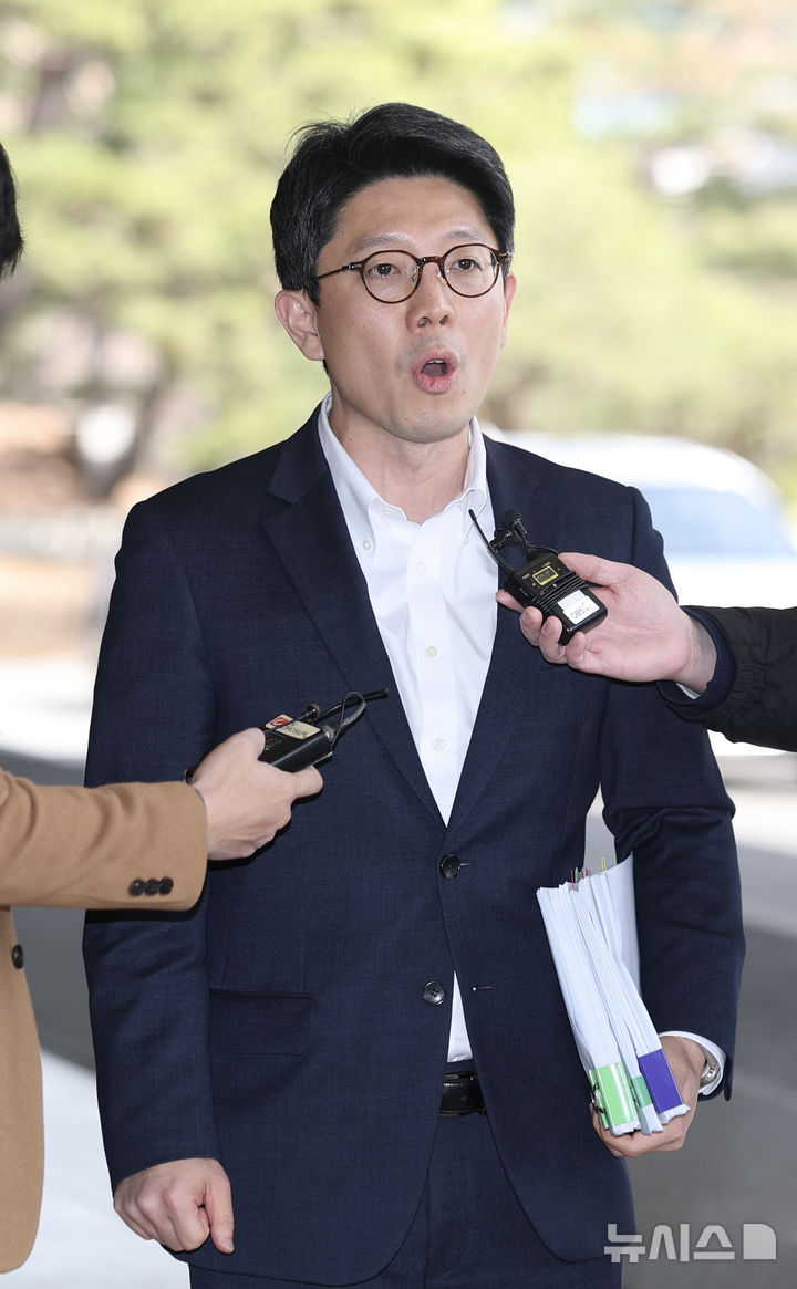 [서울=뉴시스] 김명년 기자 = 김병민 서울시 정무부시장이 13일 오후 서울 서초구 서울중앙지방검찰청에서 오세훈 서울시장에 대해 제기된 ‘명태균 여론조사 비용 대납 의혹’ 관련 참고인 조사에 출석하며 입장을 밝히고 있다. 2025.03.13. kmn@newsis.com