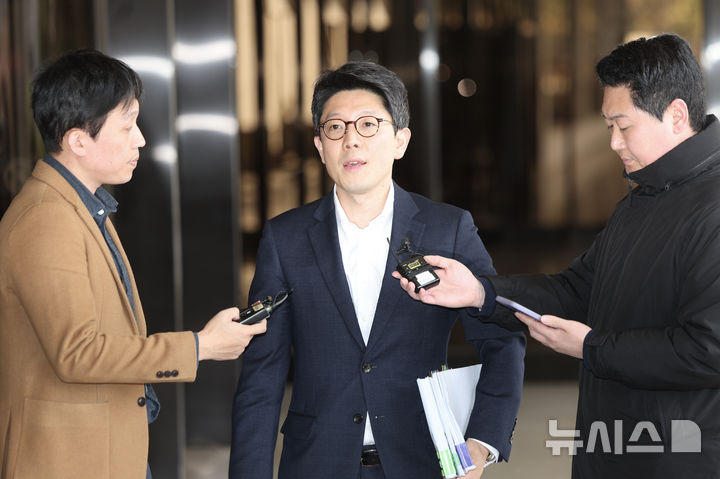 [서울=뉴시스] 김명년 기자 = 김병민 서울시 정무부시장이 13일 오후 서울 서초구 서울중앙지방검찰청에서 오세훈 서울시장에 대해 제기된 ‘명태균 여론조사 비용 대납 의혹’ 관련 참고인 조사에 출석하며 입장을 밝히고 있다. 2025.03.13. kmn@newsis.com