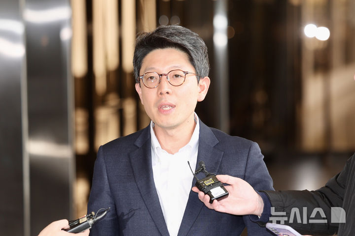 [서울=뉴시스] 김명년 기자 = 김병민 서울시 정무부시장이 13일 오후 서울 서초구 서울중앙지방검찰청에서 오세훈 서울시장에 대해 제기된 ‘명태균 여론조사 비용 대납 의혹’ 관련 참고인 조사에 출석하며 입장을 밝히고 있다. 2025.03.13. kmn@newsis.com