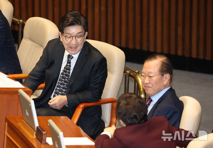 [서울=뉴시스] 고승민 기자 = 국민의힘 권영세 비상대책위원장, 권성동 원내대표, 임이자 의원이 13일 서울 여의도 국회에서 열린 제423회 국회(임시회) 제1차 본회의에서 대화하고 있다. 2025.03.13. kkssmm99@newsis.com