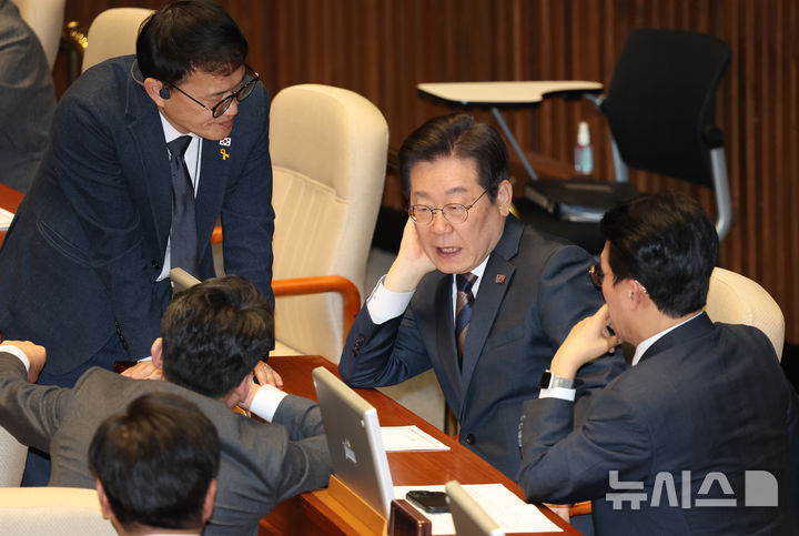 [서울=뉴시스] 고승민 기자 = 더불어민주당 이재명 대표, 김민석 수석최고위원, 진성준 정책위의장, 박주민 보건복지위원장이 13일 서울 여의도 국회에서 열린 제423회 국회(임시회) 제1차 본회의에서 대화하고 있다. 2025.03.13. kkssmm99@newsis.com