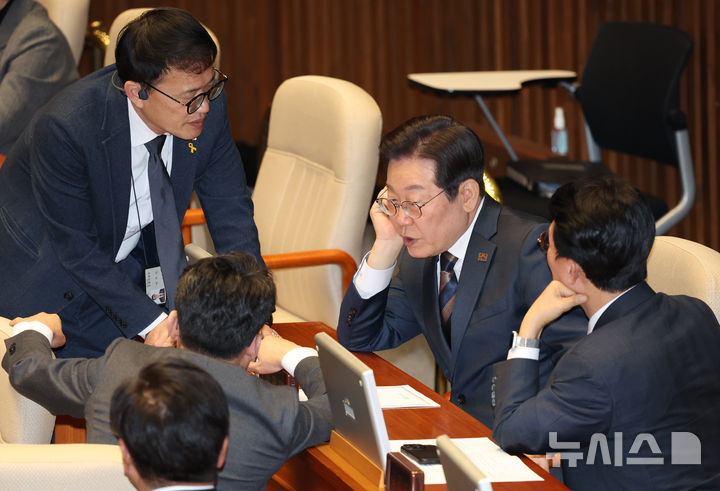 [서울=뉴시스] 고승민 기자 = 더불어민주당 이재명 대표, 김민석 수석최고위원, 진성준 정책위의장, 박주민 보건복지위원장이 13일 서울 여의도 국회에서 열린 제423회 국회(임시회) 제1차 본회의에서 대화하고 있다. 2025.03.13. kkssmm99@newsis.com