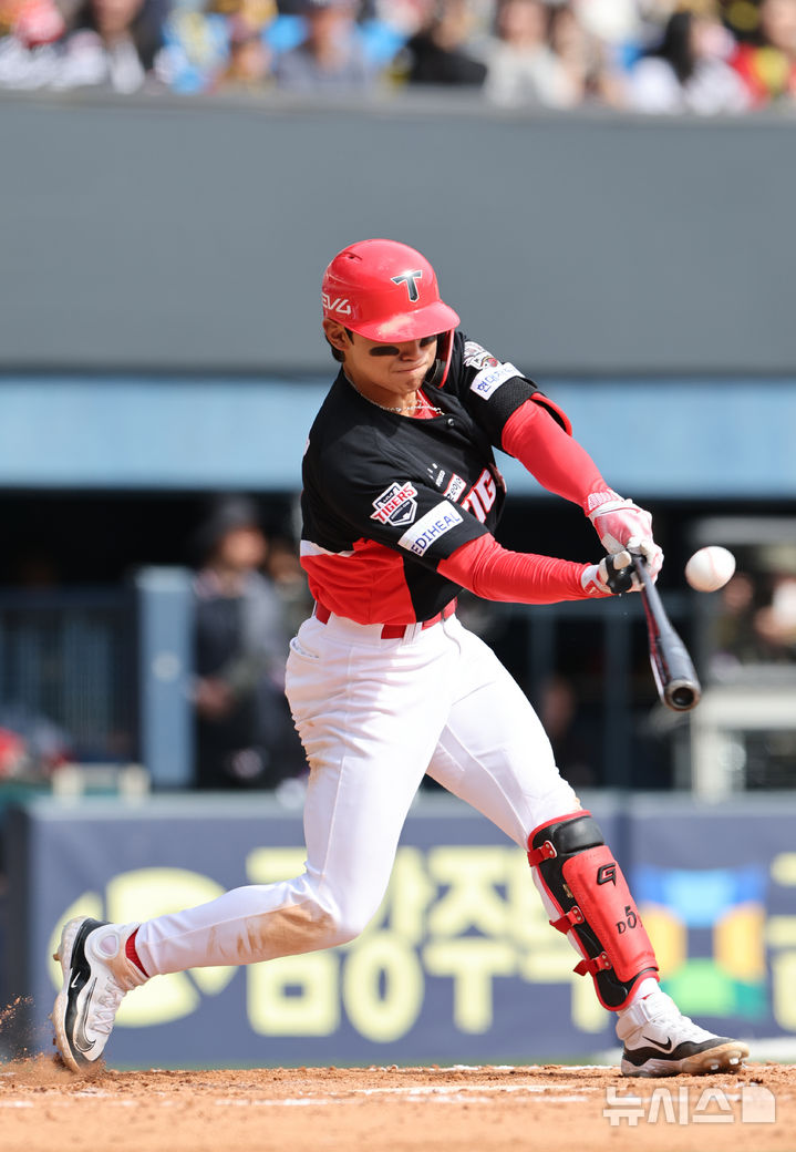 [서울=뉴시스] 김금보 기자 = 13일 오후 서울 송파구 잠실야구장에서 열린 2025 프로야구 두산 베어스와 KIA 타이거즈의 시범경기, 7회초 무사 1루 KIA 김도영이 플라이를 치고 있다. 2025.03.13. kgb@newsis.com