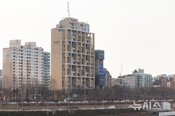 [서울=뉴시스] 황준선 기자 = 지난 13일 국토교통부가 발표한 2025년 공동주택 공시가격안에 따르면 전국 공동주택 1558만호 중 가장 가격이 높은 공동주택은 '에테르노청담' 아파트 전용면적 464.11㎡이 200억6000만원으로 '더펜트하우스 청담'(164억원)을 제치고 가장 비싼 아파트로 나타났다. 사진은 서울 강남구 에테르노 청담 모습. 2025.03.15. hwang@newsis.com