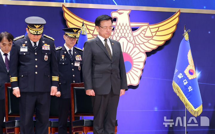 [아산=뉴시스] 조수정 기자 = 최상목 대통령 권한대행 부총리 겸 기획재정부 장관이 13일 충남 아산시 경찰대학에서 열린 2025년 신임경찰 경위·경감 임용식에서 묵념하고 있다. 2025.03.13. chocrystal@newsis.com