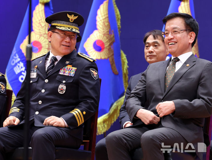 [아산=뉴시스] 조수정 기자 = 최상목 대통령 권한대행 부총리 겸 기획재정부 장관이 13일 충남 아산시 경찰대학에서 열린 2025년 신임경찰 경위·경감 임용식에서 이호영 경찰청장 직무대행과 대화를 나누고 있다. 2025.03.13. chocrystal@newsis.com