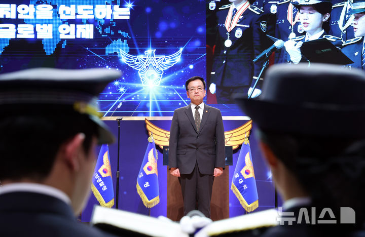 [아산=뉴시스] 조수정 기자 = 최상목 대통령 권한대행 부총리 겸 기획재정부 장관이 13일 충남 아산시 경찰대학에서 열린 2025년 신임경찰 경위·경감 임용식에서 임용 대표자들의 경찰헌장 낭독을 듣고 있다. 2025.03.13. chocrystal@newsis.com