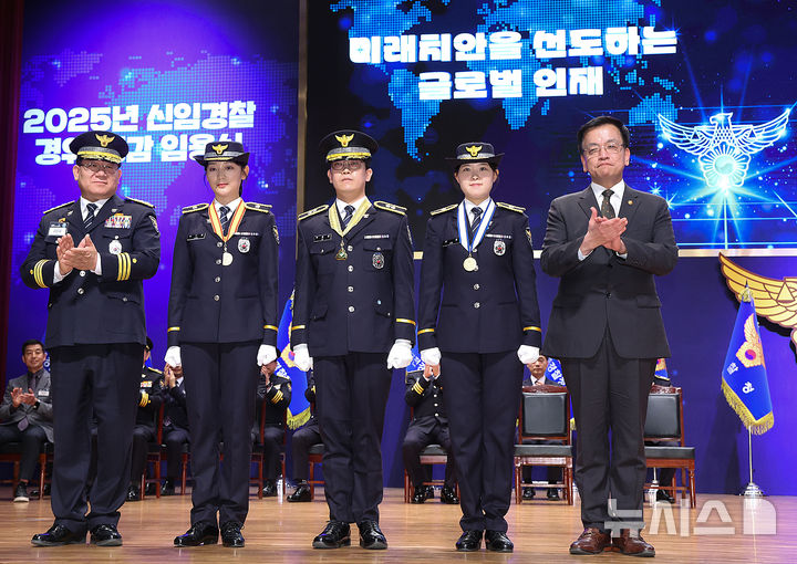 [아산=뉴시스] 조수정 기자 = 최상목 대통령 권한대행 부총리 겸 기획재정부 장관이 13일 충남 아산시 경찰대학에서 열린 2025년 신임경찰 경위·경감 임용식에서 계급장 수여 후 기념촬영하고 있다. 2025.03.13. chocrystal@newsis.com