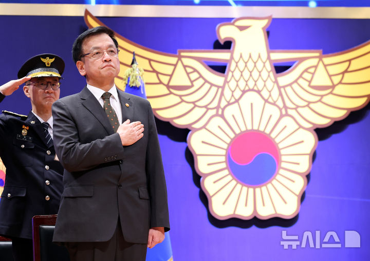 [아산=뉴시스] 조수정 기자 = 최상목 대통령 권한대행 부총리 겸 기획재정부 장관이 13일 충남 아산시 경찰대학에서 열린 2025년 신임경찰 경위·경감 임용식에서 국기에 대한 경례를 하고 있다. 2025.03.13. chocrystal@newsis.com