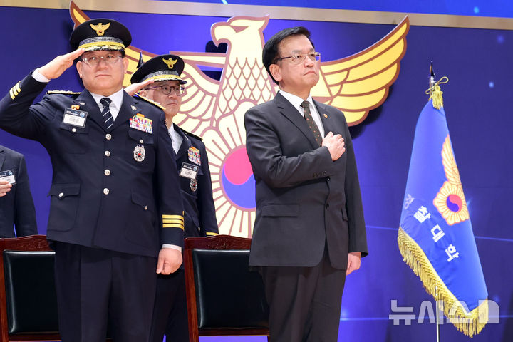 [아산=뉴시스] 조수정 기자 = 최상목 대통령 권한대행 부총리 겸 기획재정부 장관이 13일 충남 아산시 경찰대학에서 열린 2025년 신임경찰 경위·경감 임용식에서 국기에 대한 경례를 하고 있다. 2025.03.13. chocrystal@newsis.com