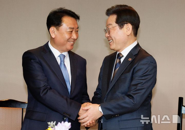[서울=뉴시스] 국회사진기자단= 이재명 더불어민주당 대표가 13일 오후 서울 여의도 한 식당에서 이광재(왼쪽) 전 국회 사무총장과 회동하며 악수하고 있다.  2025.03.13. photo@newsis.com