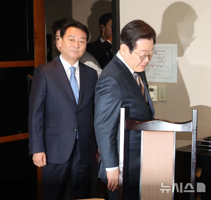 [서울=뉴시스] 국회사진기자단= 이재명 더불어민주당 대표와 이광재 (왼쪽) 전 국회 사무총장이 13일 서울 여의도의 한 음식점에서 만나 함께 입장하고 있다. 2025.03.13. photo@newsis.com
