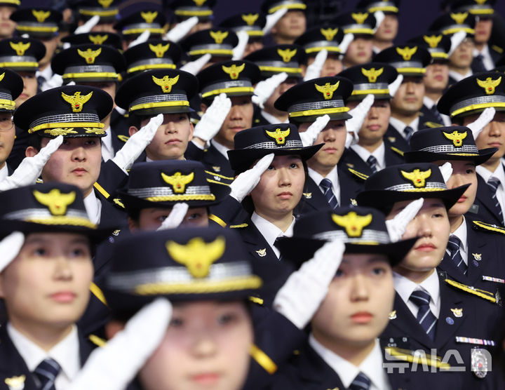 [아산=뉴시스] 조수정 기자 = 13일 충남 아산시 경찰대학에서 열린 2025년 신임경찰 경위·경감 임용식에서 임용자들이 최상목 대통령 권한대행 부총리 겸 기획재정부 장관에게 거수경례 하고 있다. 2025.03.13. chocrystal@newsis.com