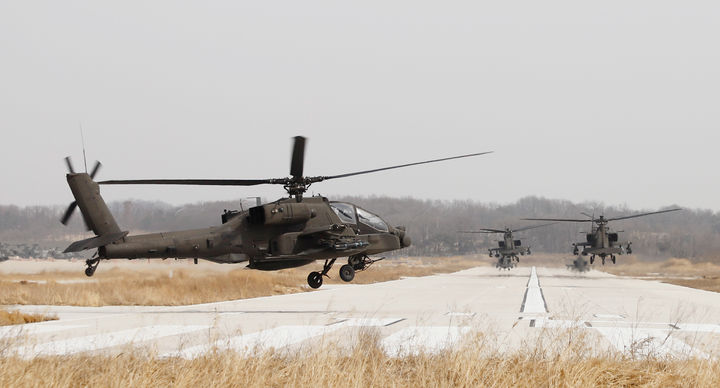 [서울=뉴시스] 최동준 기자 = 육군항공사령부가 13일 FS/TIGER의 일환으로 동부전선과 서해상에서 각각 아파치 공격헬기(AH-64E)의 장거리 전술 및 해상 편대비행을 실시했다고 밝혔다. 사진은 아파치 공격헬기가 작전을 위해 이륙하고 있는 모습. (사진=육군 제공) 2025.03.13. photo@newsis.com *재판매 및 DB 금지