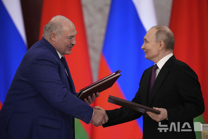 [모스크바=AP/뉴시스] ﻿﻿﻿﻿﻿﻿알렉산드르 루카셴코(왼쪽) 벨라루스 대통령이 자국이 러시아로부터 최신 핵무기를 제공받았다고 밝혔다. 사진은 블라디미르 푸틴(오른쪽) 러시아 대통령과루카셴코 대통령이 지난 3월 13일(현지 시간) 러시아 모스크바 크렘린궁에서 협정서 서명 후 악수하는 모습. 2025.11.01