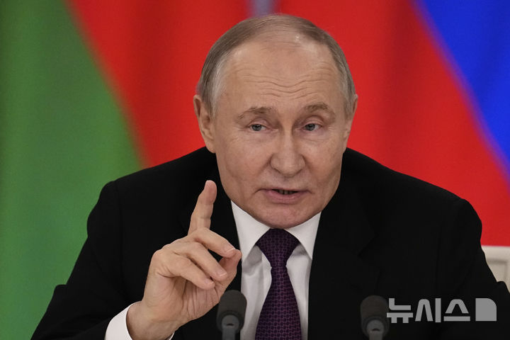 [모스크바=AP/뉴시스] 블라디미르 푸틴 러시아 대통령이 11일(현지 시간) 스티브 위트코프 미국 중동특사를 만나 우크라이나 전쟁 휴전 관련 논의를 한다. 사진은 푸틴&nbsp; 대통령이 지난달 13일 모스크바 크렘린궁에서 알렉산드르 루카셴코 벨라루스 대통령과 정상회담 후 공동 기자회견에서 발언하는 모습. 2025.03.14.