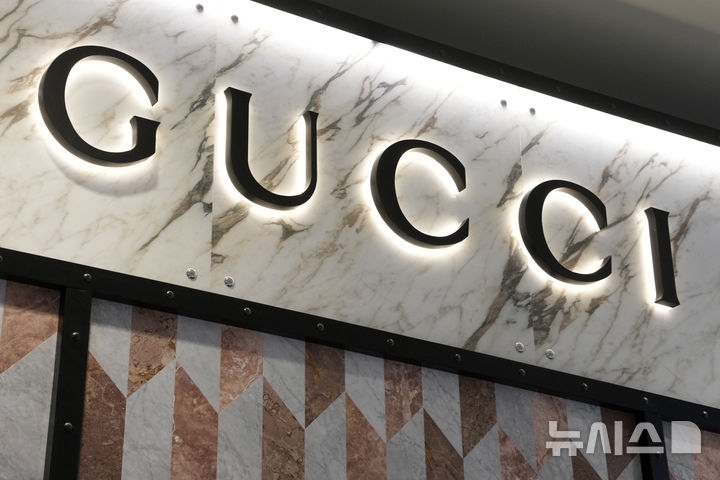 [피츠버그(미 펜실베이니아주)=AP/뉴시스]2023년 1월30일 미 펜실베이니아주 피츠버그의 구찌 매장 간판 모습. 유럽연합(EU) 집행위원회는 구찌와 끌로에, 뢰베 등 명품 패션 업체들이 가격 담합을 통해 소비가들에게 해를 끼쳤다며 1억5700만 유로(약 2600억원)의 벌금을 부과했다. 2025.10.15.