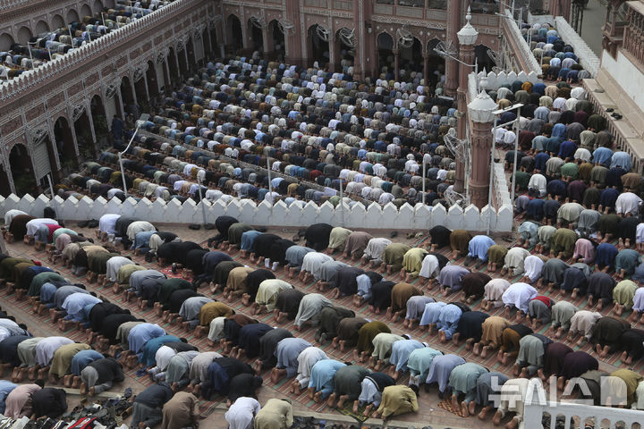 [AP/뉴시스] 인구 2억 3000만 명의 파키스탄 페샤와르에서&nbsp; 14일 무슬림들이 라마단 두번째 금요 예배를 드리고 있다 