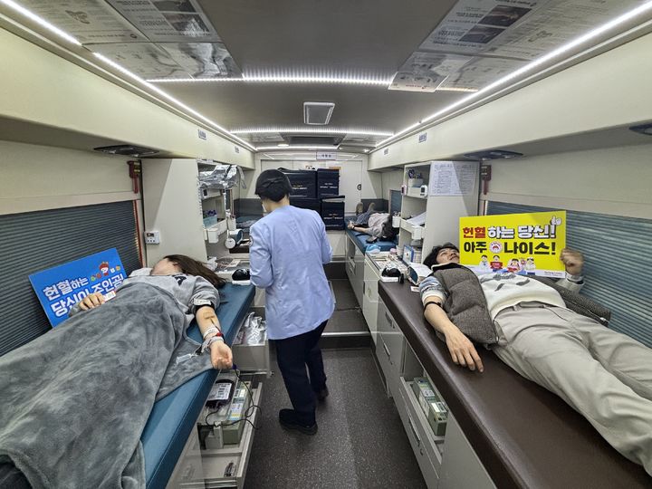 [서울=뉴시스] 한국토지주택공사(LH) 직원들이 지난 13일 'LH 헌혈의 날, 사랑의 헌혈 캠페인'으로 헌혈에 참여하고 있다. 2025.03.14. (사진=LH 제공) photo@newsis.com  *재판매 및 DB 금지
