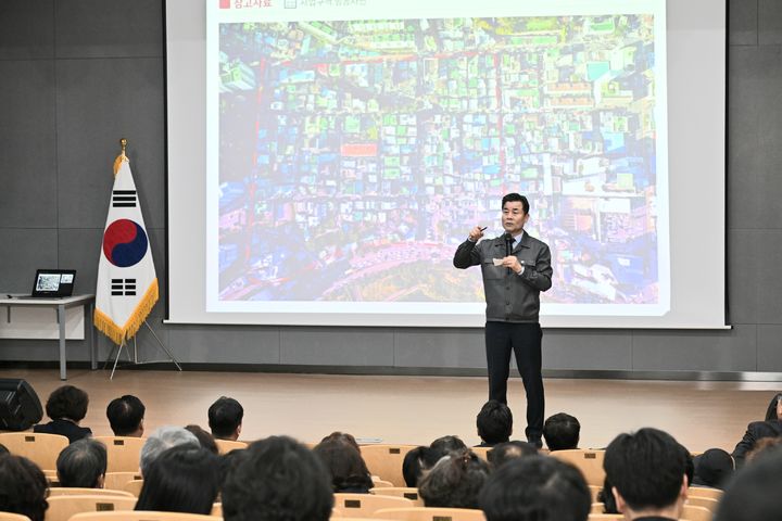 [울산=뉴시스] 구미현 기자 = 울산시 중구가 13일 태화새마을금고 강당에서 '태화동 뉴:빌리지 도시재생사업' 주민설명회를 개최했다. 이번 주민설명회에는 김영길 중구청장과 관계 공무원, 지역 주민 등 100여 명이 참석했다. 2025.03.14. photo@newsis.com *재판매 및 DB 금지