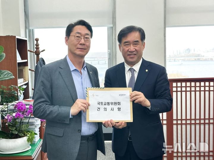 [화성=뉴시스]정명근 화성시장이 13일 맹성규 국토교통위원회 위원장을 만나 화성시의 건의사항을 전달하고 함께 사진을 찍고 있다.(사진=정명근 시장 SNS).2025.03.14.photo@newsis.com