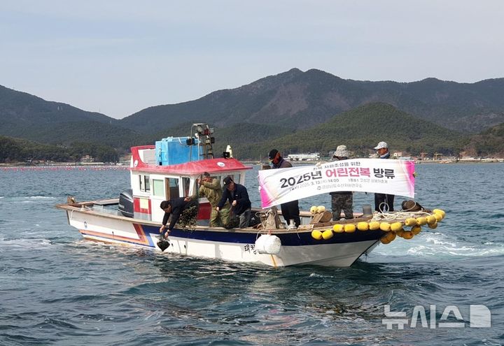 [고성=뉴시스]지난 13일 오후 경남도수산자원연구소와 고성군 삼봉어촌계 관계자들이 어린전복을 방류하고 있다.(사진=경남도 제공) 2025.03.14. photo@newsis.com