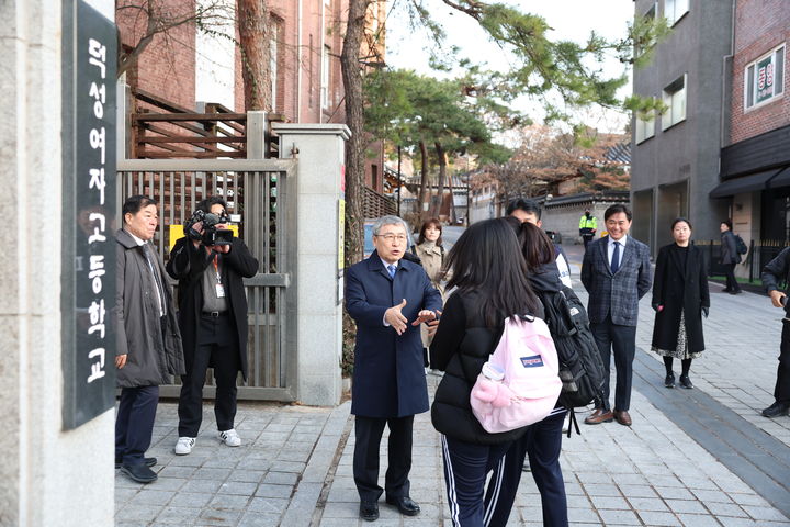 [서울=뉴시스] 정근식 서울시교육감이 14일 오전 덕성여중·고 통학로와 돌봄시설 등을 점검하는 모습 (사진=서울시교육청 제공) 2025.03.14. photo@newsis.com *재판매 및 DB 금지