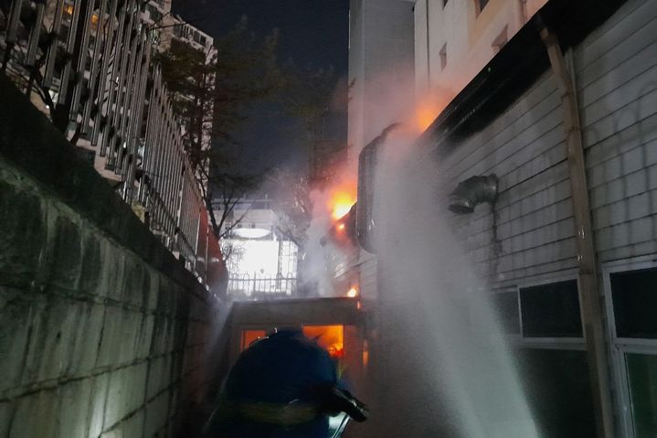 [대구=뉴시스] 13일 오후 8시20분께 달서구 상인동의 한 식당 주방에서 불이 났다. (사진=대구소방안전본부 제공) 2025.03.14. photo@newsis.com *재판매 및 DB 금지