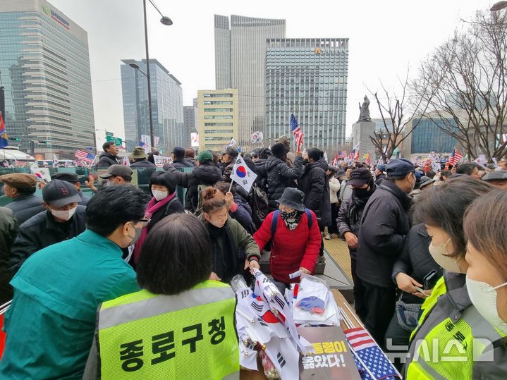 [서울=뉴시스]3.1절 집회에서 안전관리 비상근무에 투입된 종로구 직원.