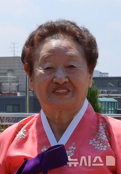 [서울=뉴시스] 제14기 국민추천포상 국민훈장 석류장 수상자 한종섭 할머니(사진=행정안전부 제공) 2025.3.14 photo@newsis.com