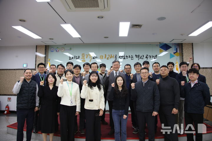 [안산=뉴시스]허숭 안산도시공사 사장(두 번째 줄 가운데)이 12일 부패방지 내부심사원 교육을 마치고 직원들과 기념촬영을 하고 있다.(사진=안산도시공사 제공)2025.03.14.photo@newsis.com