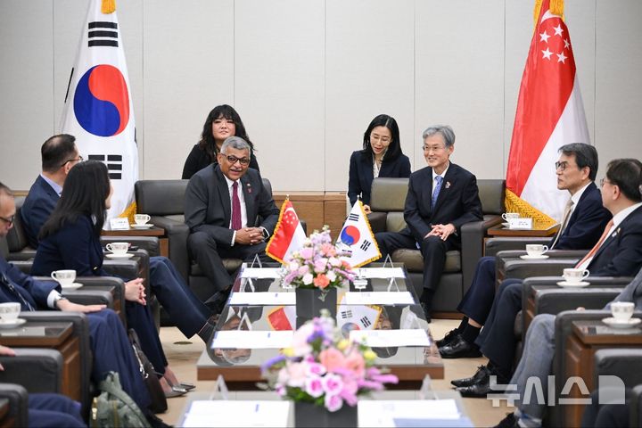 [서울=뉴시스]대법원은 14일 순다레쉬 메논 싱가포르 대법원장이 공식 방한해 조희대 대법원장을 접견하고, 양국 사법제도의 발전 방향에 대한 의견을 교환했다고 밝혔다. 2025.03.14 (사진 = 대법원 제공) photo@newsis.com