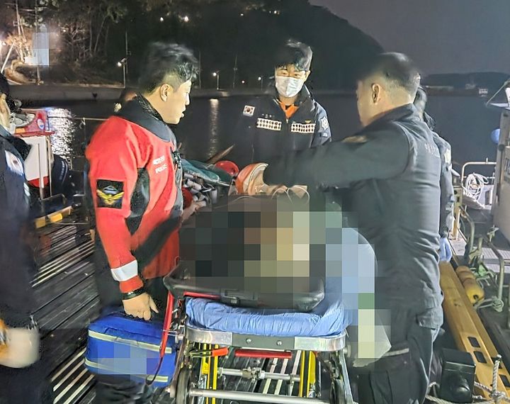 [통영=뉴시스] 신정철 기자= 통영해양경찰서 지난 13일 밤 10시19분께 경남 통영시 욕지면 욕지항 내에서 바닷물에 빠진 부산선적 140t급 예인선 A 호(승선원 3명) 40대 선원 B 씨를 구조해 병원으로 이송됐으나 끝내 숨졌다.사진은 통영해경 구조대원들이 B씨를 이송하는 모습.(사진=통영해경 제공).2025.03.14. photo@newsis.com *재판매 및 DB 금지