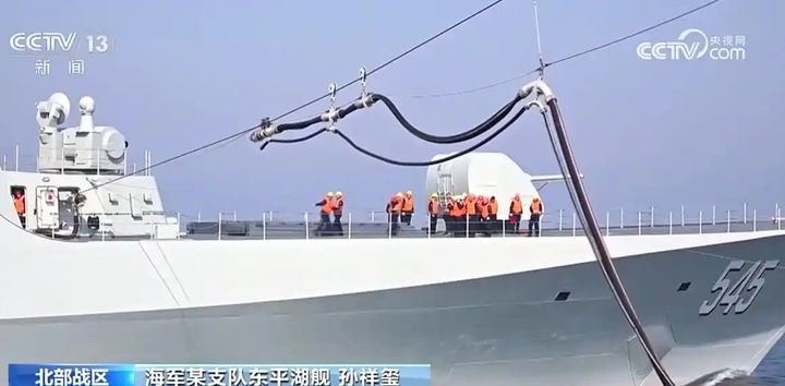 [서울=뉴시스] 지난 1월 취역한 중국군 차세대 054B 호위함 뤄허함이 13일 황하이(서해)에서 첫 해상 훈련에 참여했다. 뤄허함이 해상에서 연료 보급 훈련을 진행 중인 모습. <사진출처: 중국중앙 TV 캡쳐> 2025.03.14