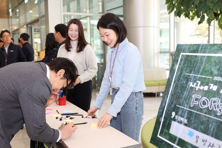 [정선=뉴시스] 14일 강원랜드 행정동 및 메인타워 직원식당에서 물의 날을 기념해 '지구에게 선사하는 쉼, FOR;REST'가 열린 가운데 임직원들이 물절약 문구를 작성하고 있다. (사진=뉴시스 DB). photo@newsis.com  *재판매 및 DB 금지