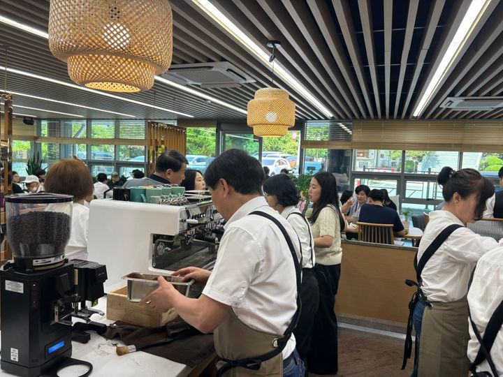 [창원=뉴시스] 강경국 기자 = 경남 창원시 노인일자리 실버카페 활동 모습. (사진=창원시청 제공). 2025.03.14. photo@newsis.com *재판매 및 DB 금지