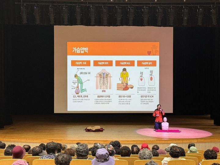 [밀양=뉴시스] 시니어클럽 노인 일자리 참여자 응급처치 교육을 하고 있다. (사진=밀양시 제공) 2025.03.14. photo@newsis.com *재판매 및 DB 금지