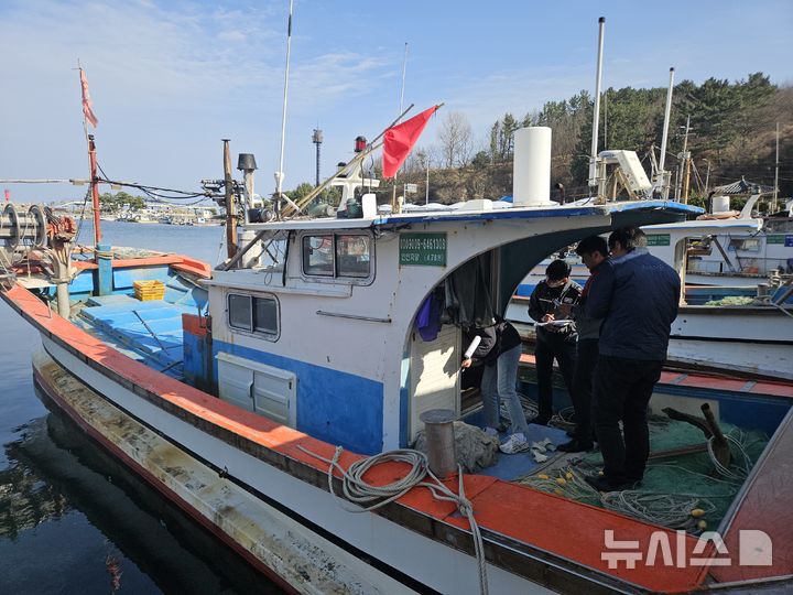 [영덕=뉴시스] 경북 영덕군이 지난 12일 관계기관과 합동점검반을 편성해 관내 주요 항·포구에 정박 중인 어선과 낚싯배 20척의 설비 상태를 점검했다.(사진=영덕군 제공) 2025.03.14. photo@newsis.com 