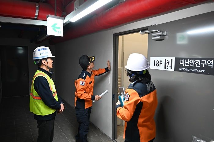 [대구=뉴시스] 대구서부소방서는 봄철 화재예방대책의 일환으로 힐스테이트 서대구역 센트럴APT 공사 현장을 방문해 현장 지도를 펼쳤다. (사진=대구서부소방서 제공) 2025.03.14. photo@newsis.com *재판매 및 DB 금지