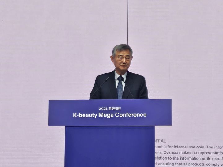 [서울=뉴시스] 이현주 기자=이경수 코스맥스 회장이 14일 열린 K뷰티 메가 콘퍼런스 강연자로 나서 발표를 진행하고 있다. 2025.03.14. juicy@newsis.com *재판매 및 DB 금지