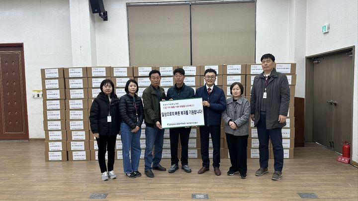 [세종=뉴시스]한수원이 포천시 전투기 오폭 사고 피해 주민들을 돕기 위한 긴급 구호 물품을 전달했다. (사진=한국수력원자력 제공) *재판매 및 DB 금지