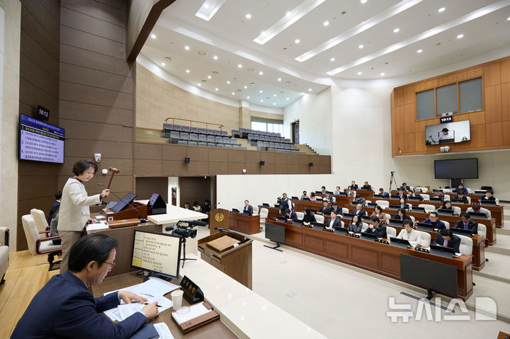 [용인=뉴시스] 유진선 의장이 14일 용인특례시의회 제291회 임시회 폐회를 선언하고 있다(사진=용인시의회 제공)2025.03.14. photo@newsis.com