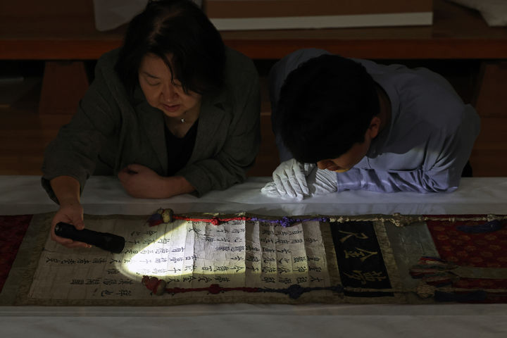 [서울=뉴시스] 박진희 기자 = 2024년 4월 29일 보존 처리 과정에 앞서 유물을 사전 조사하고 있다. 2025.03.16. pak7130@newsis.com *재판매 및 DB 금지